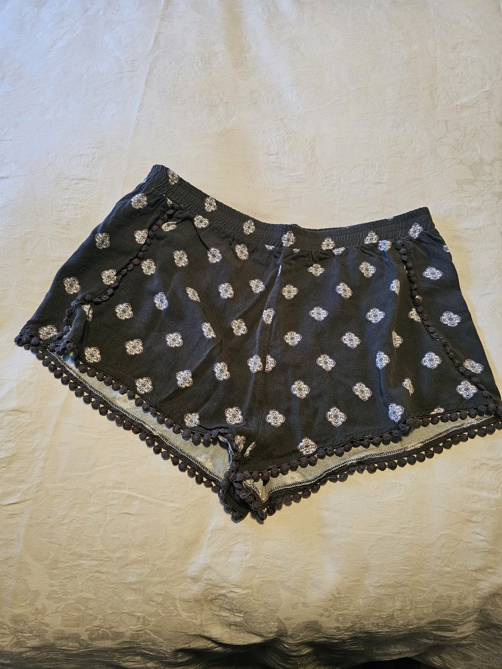 Harlow Women’s Grey Printed Pom-Trim Lounge Shorts